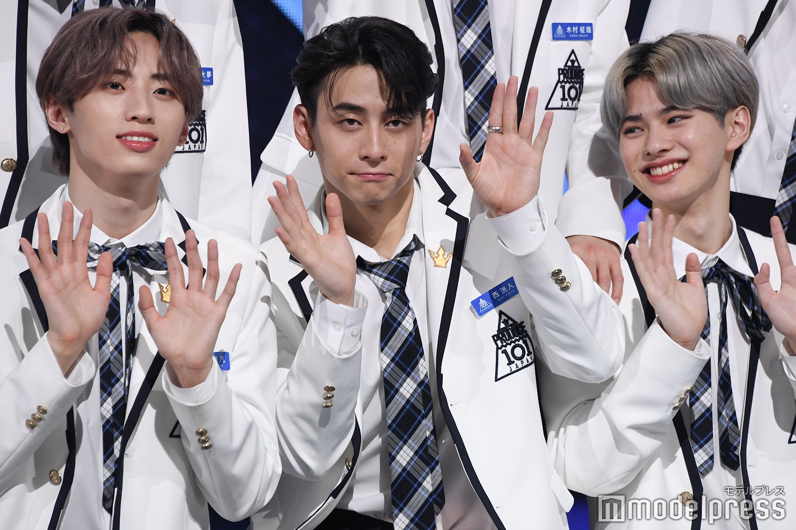 許豊凡、ムービー撮影でおどける西洸人、松田迅（C）モデルプレス