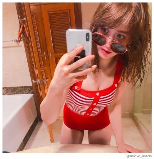 野崎萌香“美バスト”ちらり　水着ショット公開