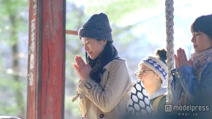 パワースポットをめぐる吉高由里子（左）