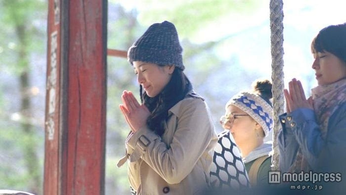 パワースポットをめぐる吉高由里子(左)