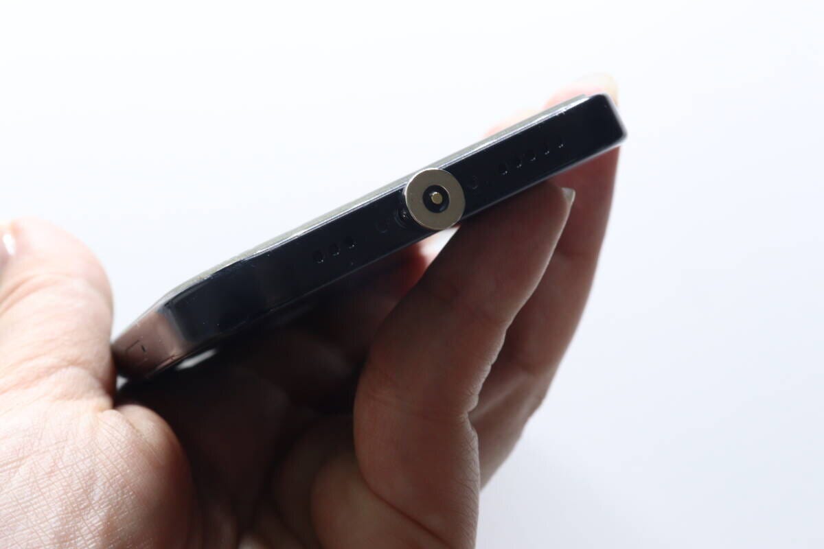 スマートフォンの充電ポートに挿し込まれたマグネット端子