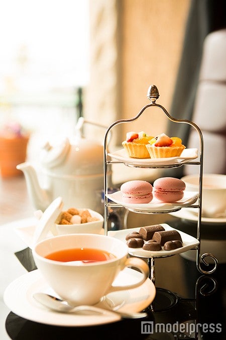 ラウンジでプティフール・セットとくつろぎのひととき／画像提供：ホテル ユニバーサル ポート