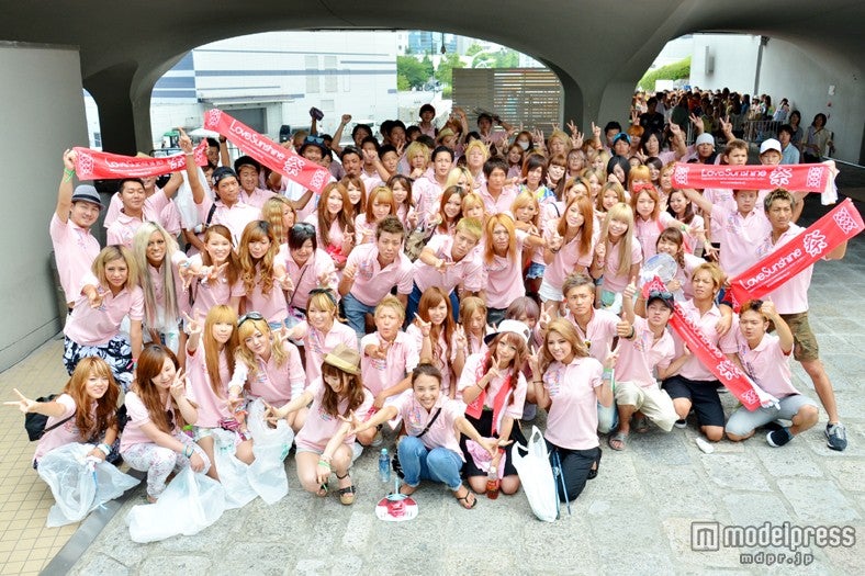 ギャルモデルら総勢100人が渋谷でゴミ拾い　「ポイ捨て禁止」と呼びかけ