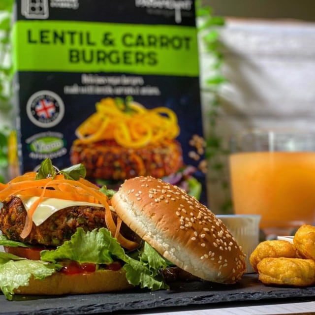 コストコのレンズ豆とニンジンのパテをバンズと挟んでハンバーガーにアレンジした写真