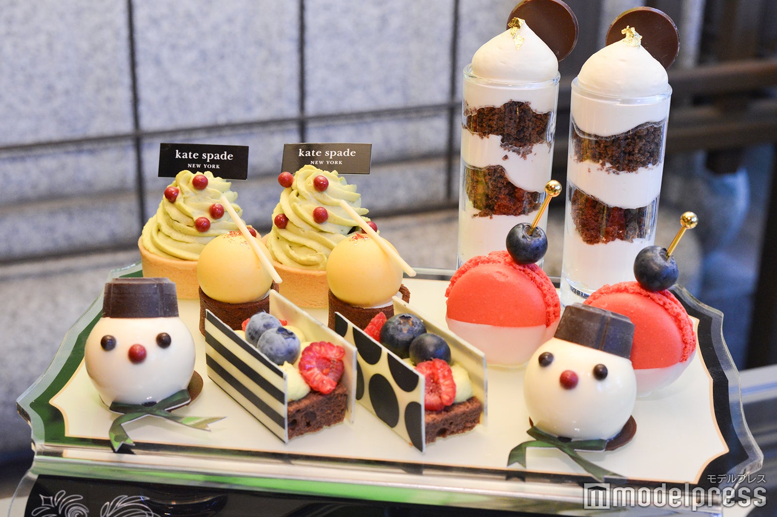 スノーマンのホワイトチョコレートムース、イエローマンゴームース、クリスマスツリータルト、ストライプティラミス、レッド＆ホワイトマカロン、パン・ド・エピス、グリーンロリポップ（C）モデルプレス