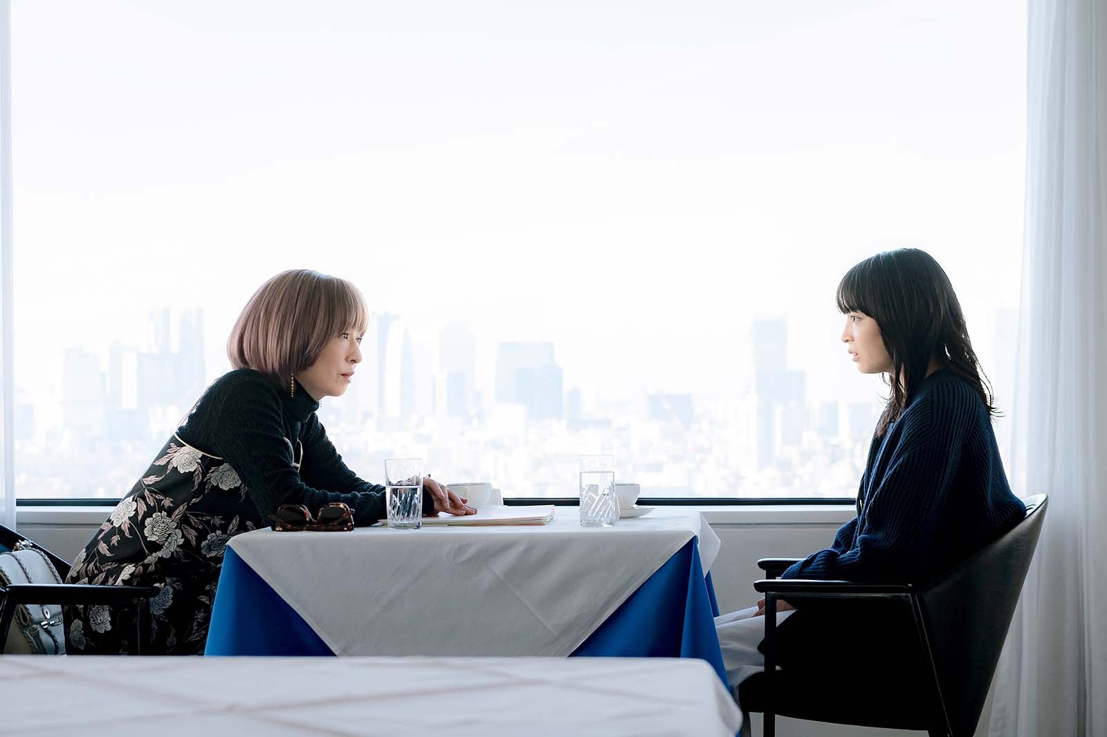 松雪泰子、広瀬すず／「夕暮れに、手をつなぐ」第9話より（C）TBS