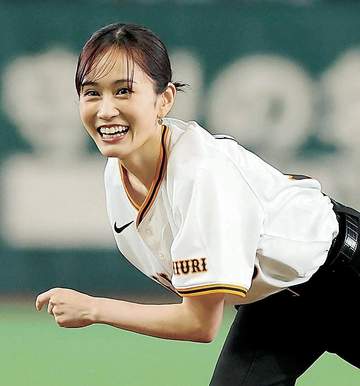 10年前はカープユニ＆真っ赤なスカート姿で話題に 「変わらない可愛さ！」元人気アイドル始球式が反響 