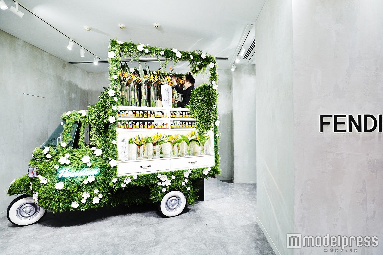 フェンディ銀座店のアイコン「Ape（アペ）」がフラワーショップに（C）Shiinoki／AMKK