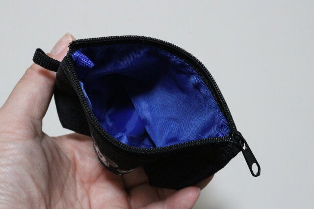 ダイソー マチ付ポーチ(ミッキーマウス) ダイソーの内側が青いマチ付ポーチ(ミッキーマウス)