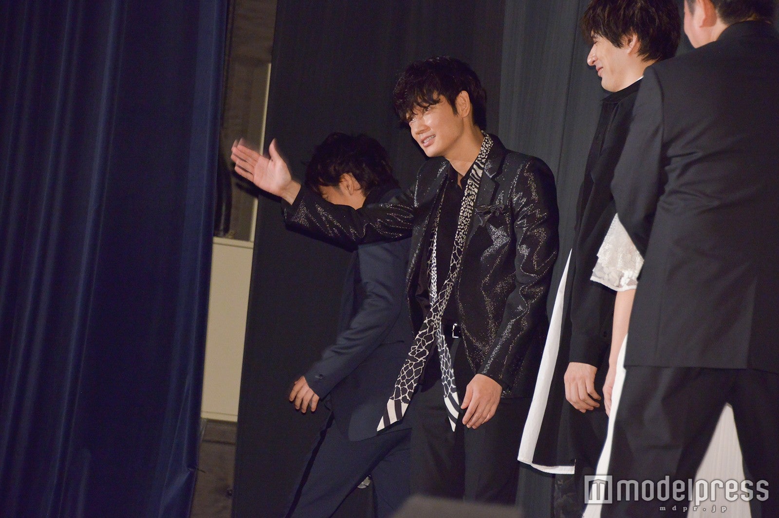 綾野剛、退場（C）モデルプレス