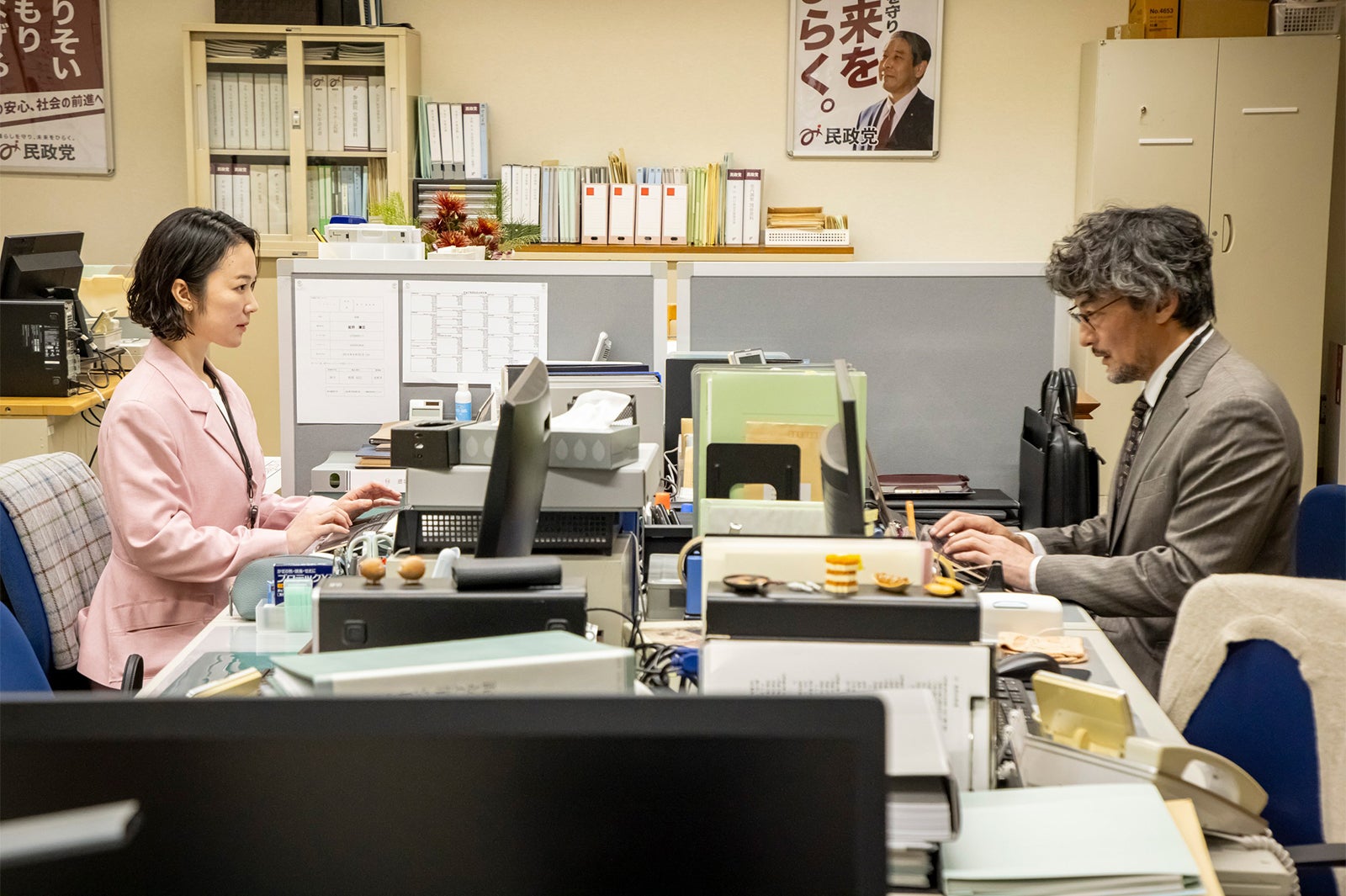 黒木華、山口馬木也「銀河の一票」第1話（C）カンテレ・フジテレビ