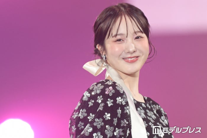 本田紗来、ノースリ＆フリルミニスカから美スタイル披露「色白で綺麗」「理想のスタイル」とファン絶賛