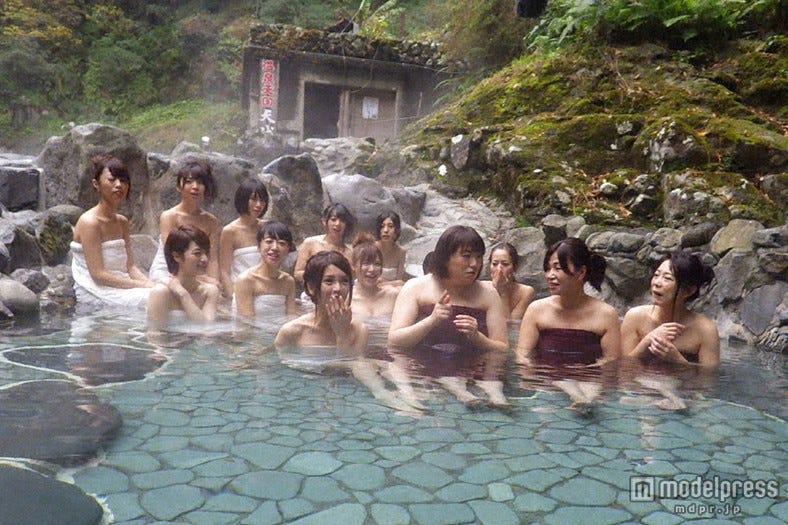 坂口杏里、手島優ら総勢11人、伊豆温泉で今年“やっちまった”エピソードを披露