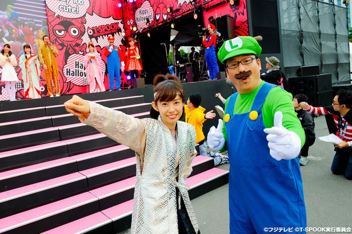 山崎夕貴アナウンサー、軽部真一アナウンサー (C)フジテレビ(C)T-SPOOK実行委員会