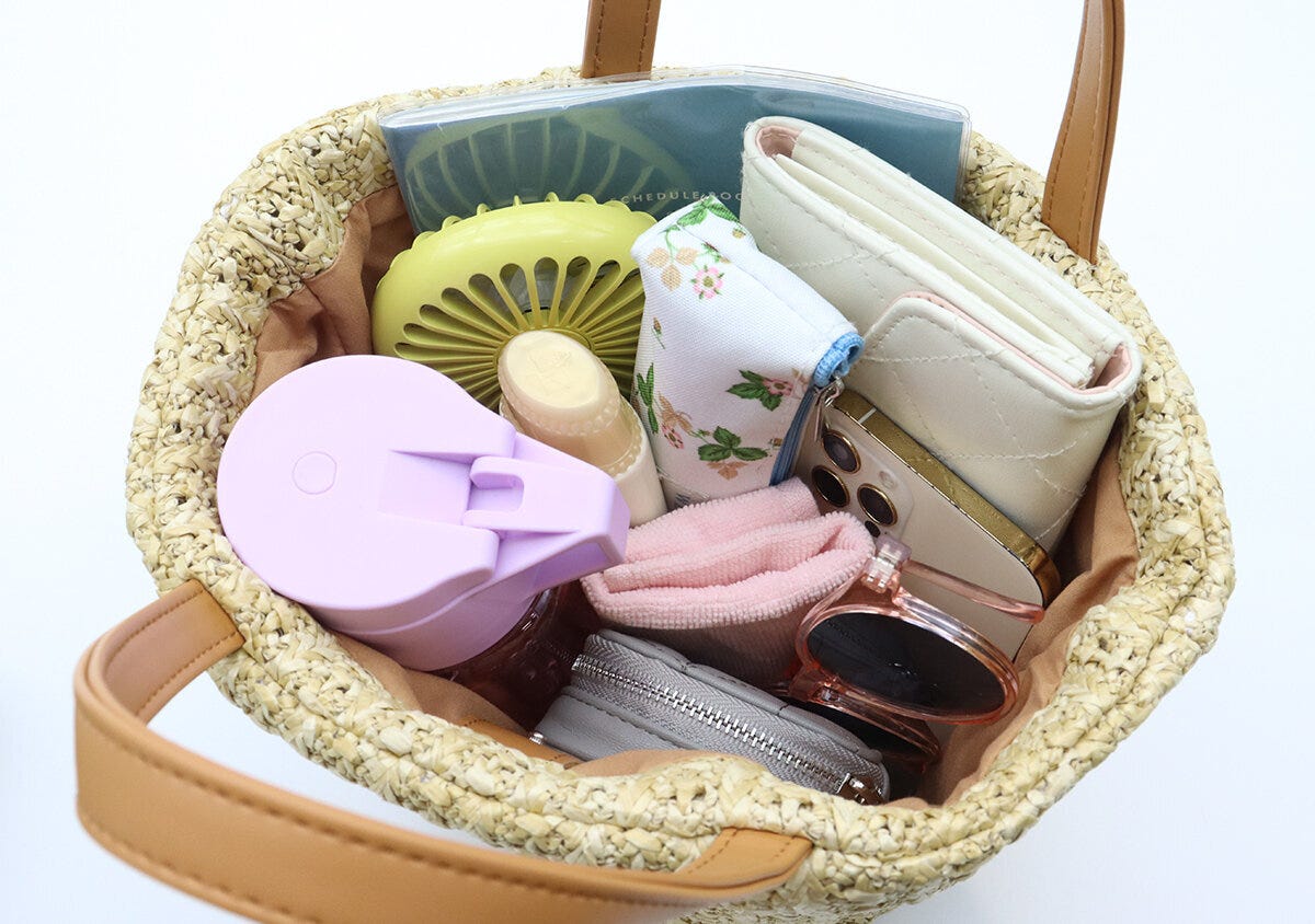 かごバッグの中に長財布やボトルなど荷物がたくさん入っている様子