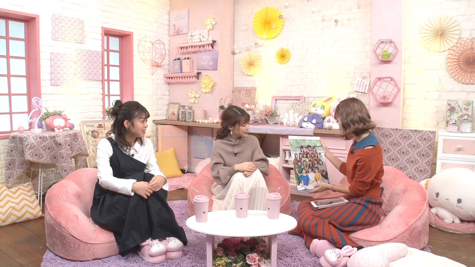 （左から）杉原千尋アナ、鈴木唯アナ、藤田ニコル（提供写真）