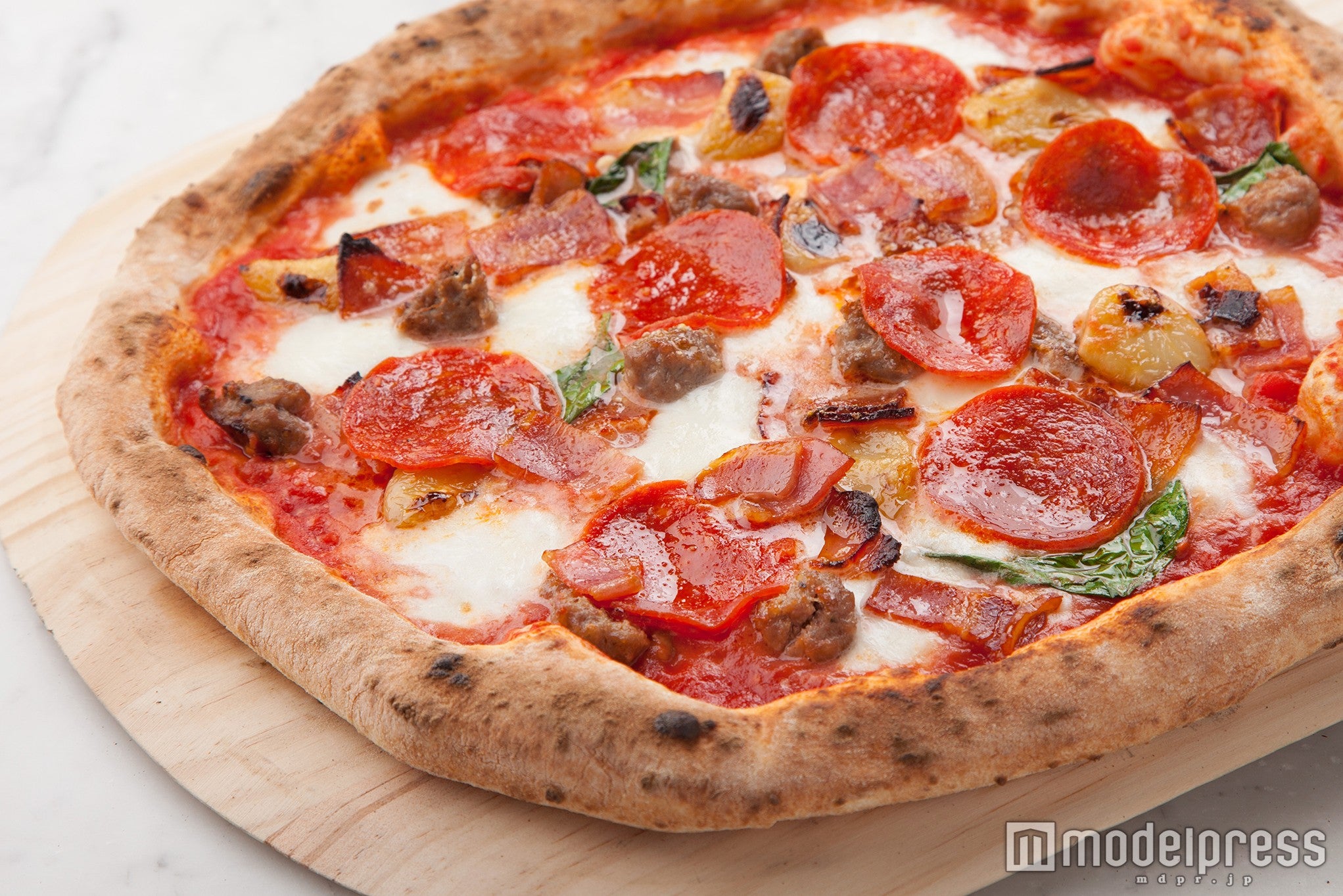マルゲリータ＋ベーコン＋ペパロニ＋サルシッチャ＋ローストガーリック￥1，980／画像提供：：ルミネ