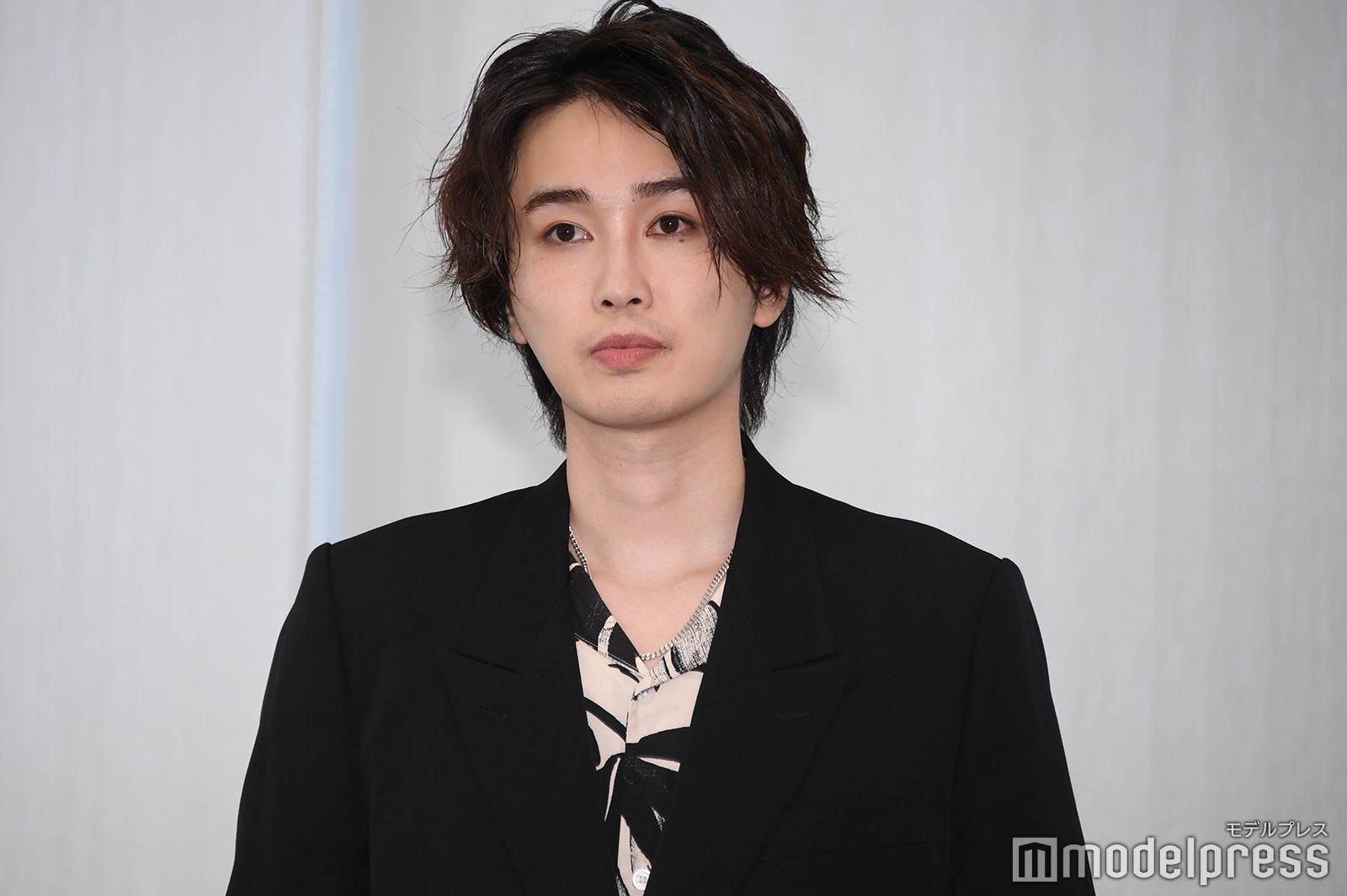 記者会見に出席したカルマ（C）モデルプレス