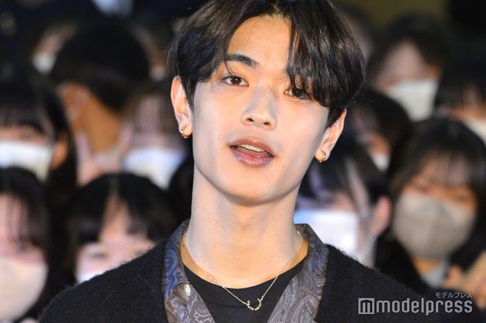 高校にサプライズ登場した高橋恭平 (C)モデルプレス