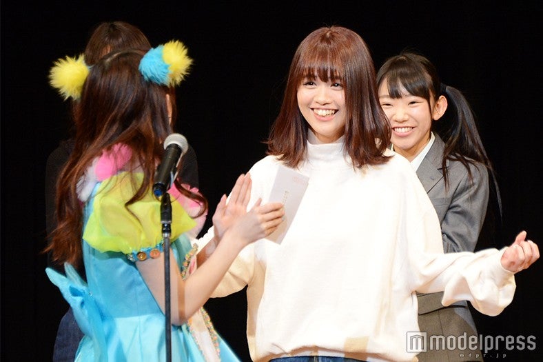 受賞を聞き、驚く菅本裕子さん（C）モデルプレス