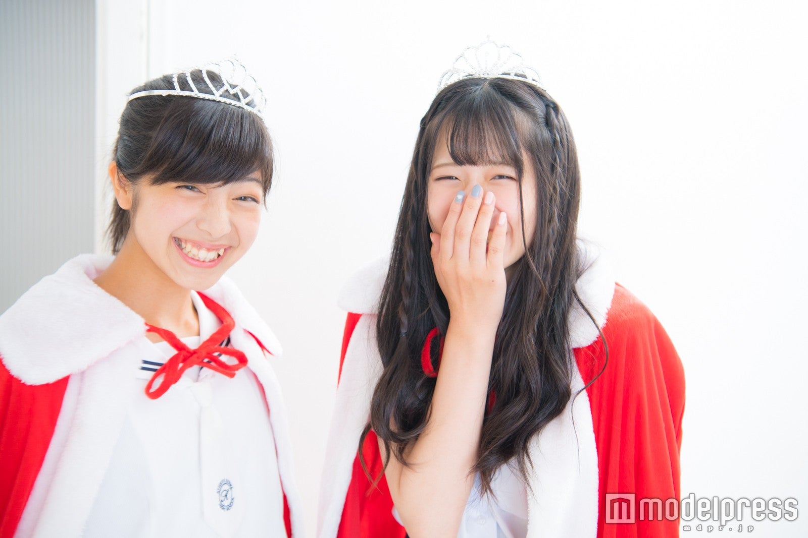 （左から）グランプリ・吉田莉桜（りおちょん）さん、準グランプリ・貝賀琴莉 （ことぴよ）さん／「高一ミスコン」（C）モデルプレス