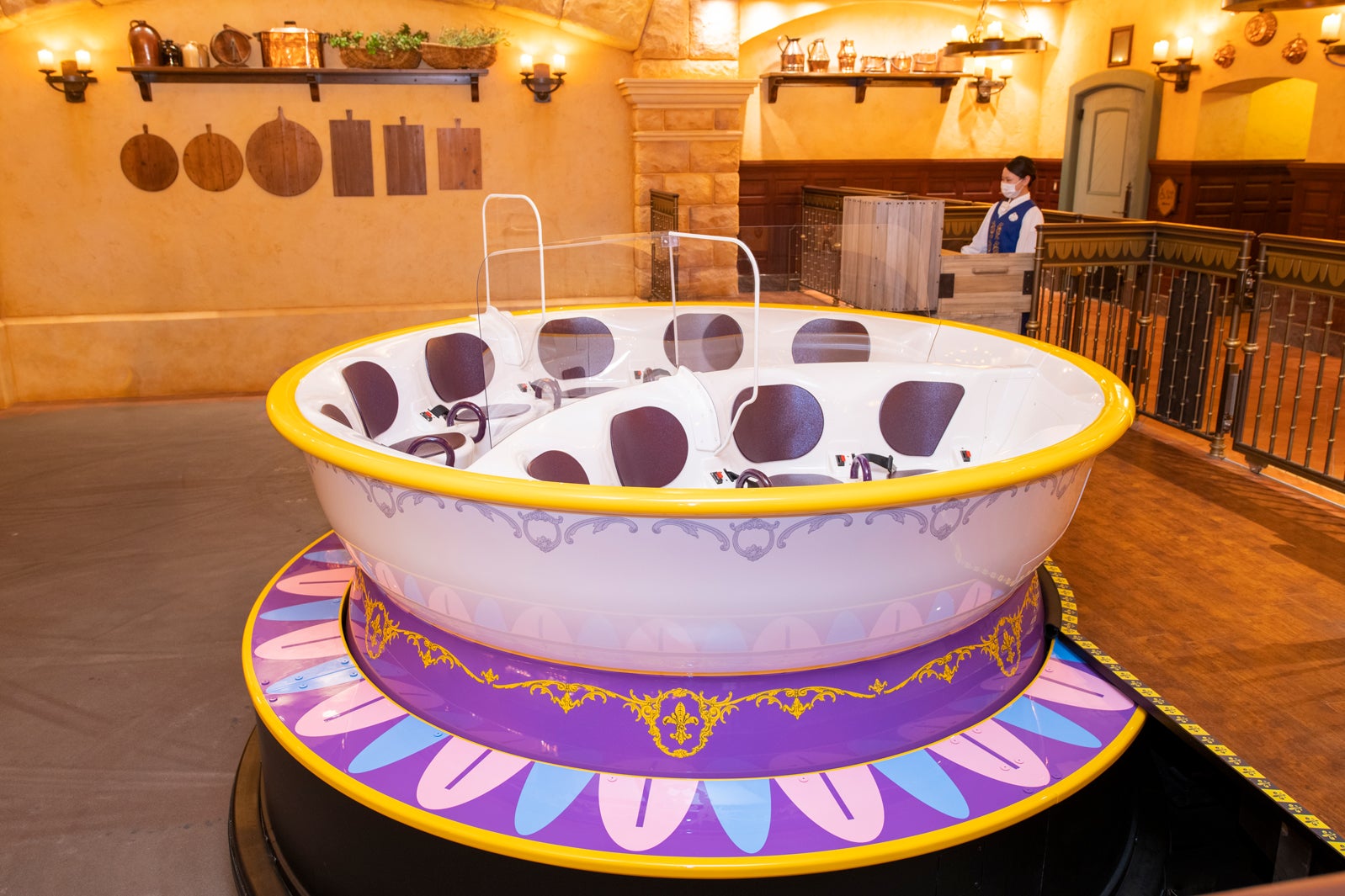 感染症予防対策のためのシールド／「美女と野獣“魔法のものがたり”」（C）Disney