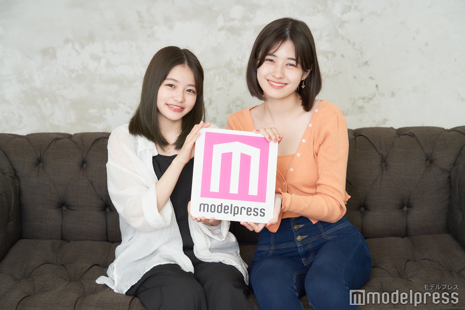 （左から）大塚美波、アリアナさくら（C）モデルプレス