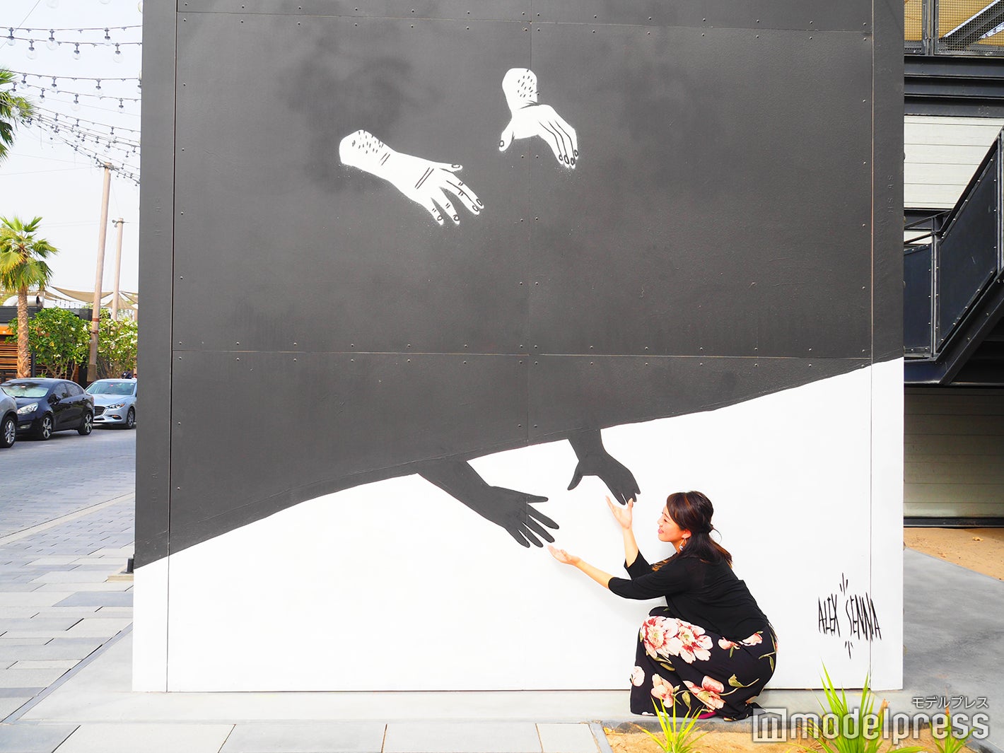 黒と白の手が独特な世界観を表現している壁（C）モデルプレス