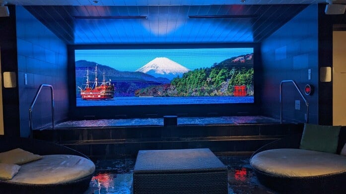 サーマルスプリングのジャグジーには四季折々の箱根の映像が流れ、昼と夜とでは雰囲気も異なる（ホテルインディゴ箱根強羅）