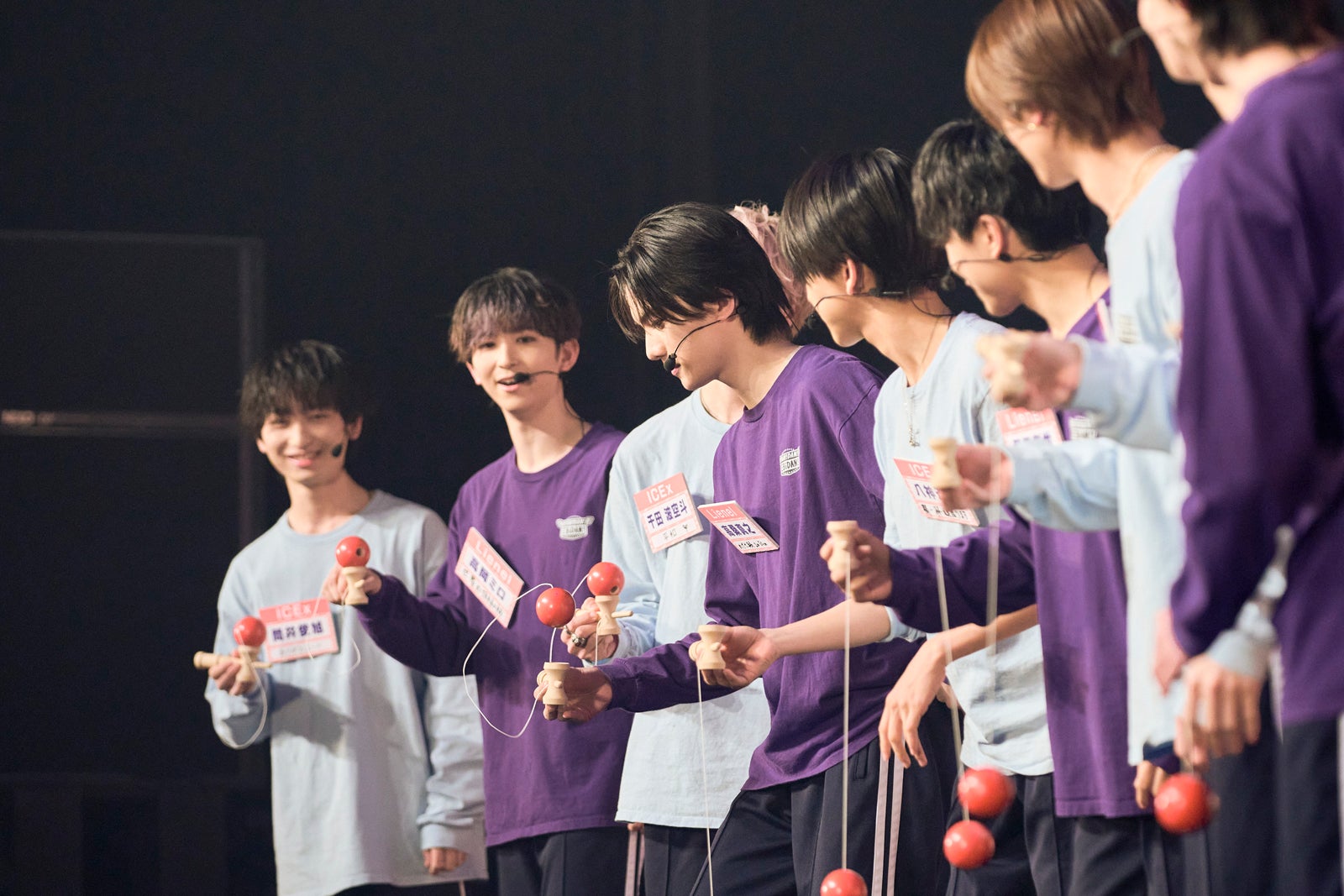 けん玉に挑戦するICEx・Lienel軍（C）テレビ東京