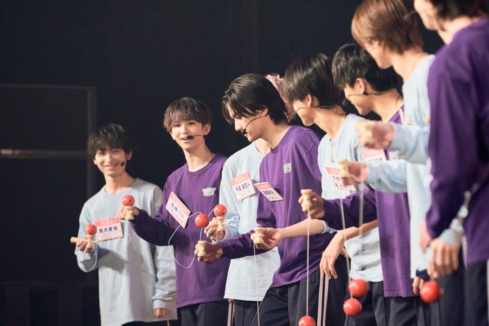 けん玉に挑戦するICEx・Lienel軍(C)テレビ東京