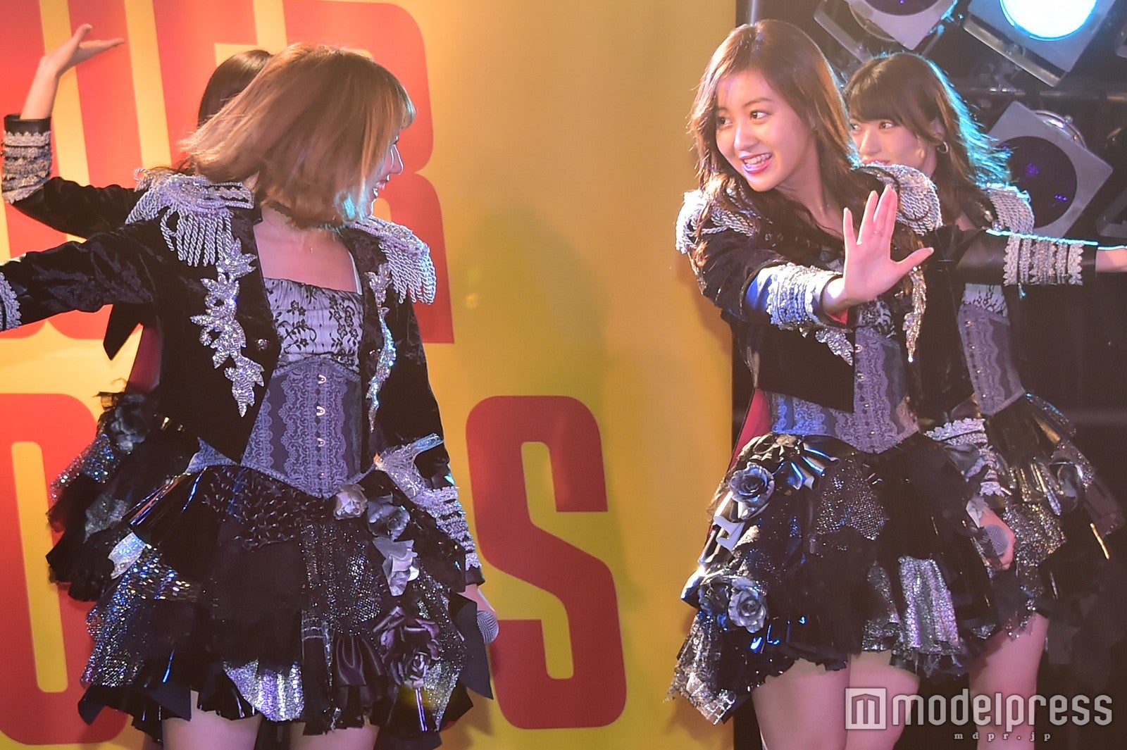 ℃-ute（左から）岡井千聖、萩原舞 （C）モデルプレス