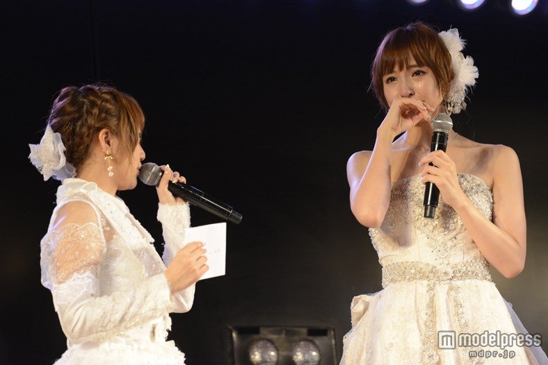 （左から）高橋みなみ、篠田麻里子（C）AKS