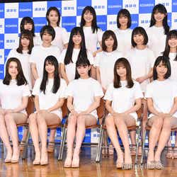 (前列左より)ミッシェル愛美、山口はのん、吉澤遥奈、前田千恵、夏目綾(中列左より)吉沢朱音、小林穂乃香、ぴーぴる、桜田茉央、新木優海、木崎くるみ(後列左より)本多しおり、白山瑠衣、桜木美愛、佐藤あかり、豊田ルナ(C)モデルプレス