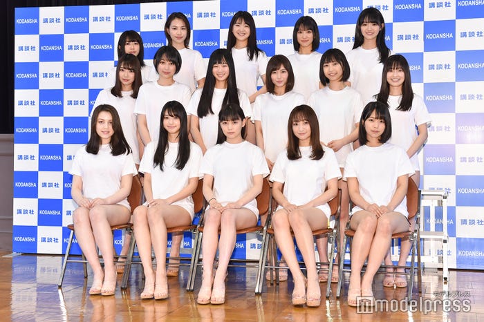 (前列左より)ミッシェル愛美、山口はのん、吉澤遥奈、前田千恵、夏目綾(中列左より)吉沢朱音、小林穂乃香、ぴーぴる、桜田茉央、新木優海、木崎くるみ(後列左より)本多しおり、白山瑠衣、桜木美愛、佐藤あかり、豊田ルナ(C)モデルプレス