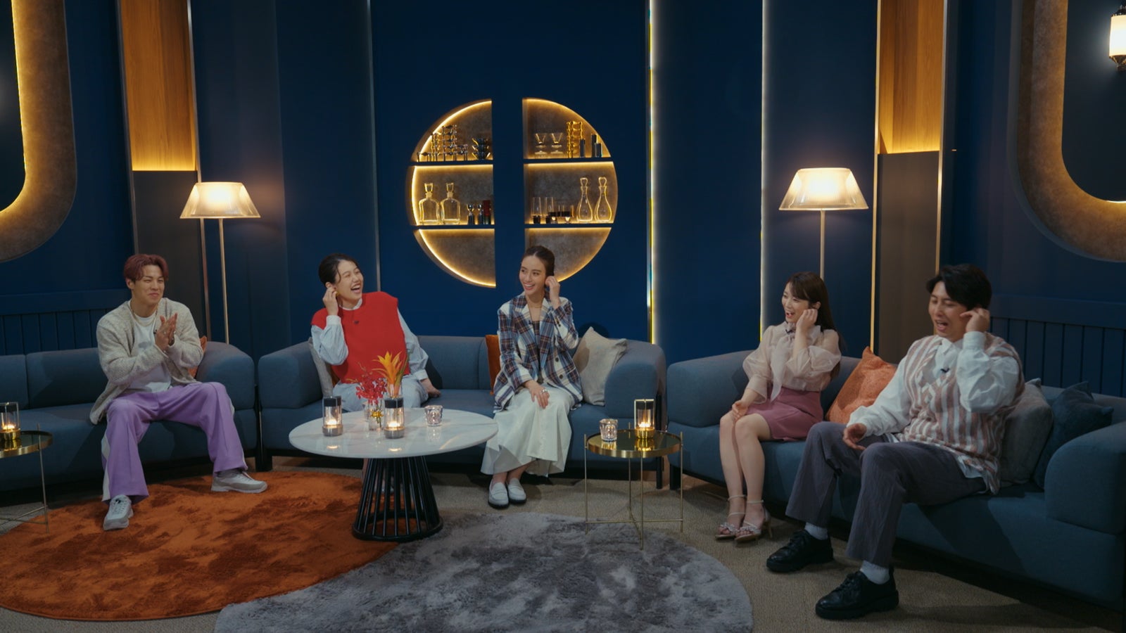 RIKU、滝沢カレン、横澤夏子。矢吹奈子、屋敷裕政／Netflix「オオカミちゃんには騙されない」第1話（C）Netflix