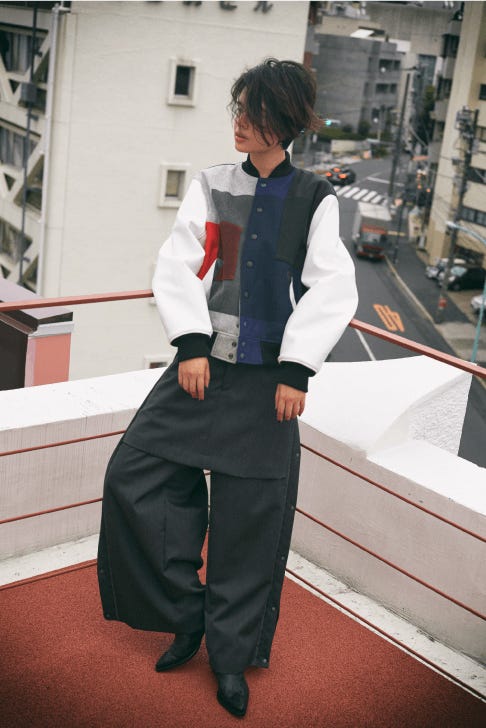 パッチワークブルゾン¥66,000、バスケットボールスカートパンツ¥48,000、ウェスタンブーツ¥48,000/以上FACETASM(C)TOPLOG