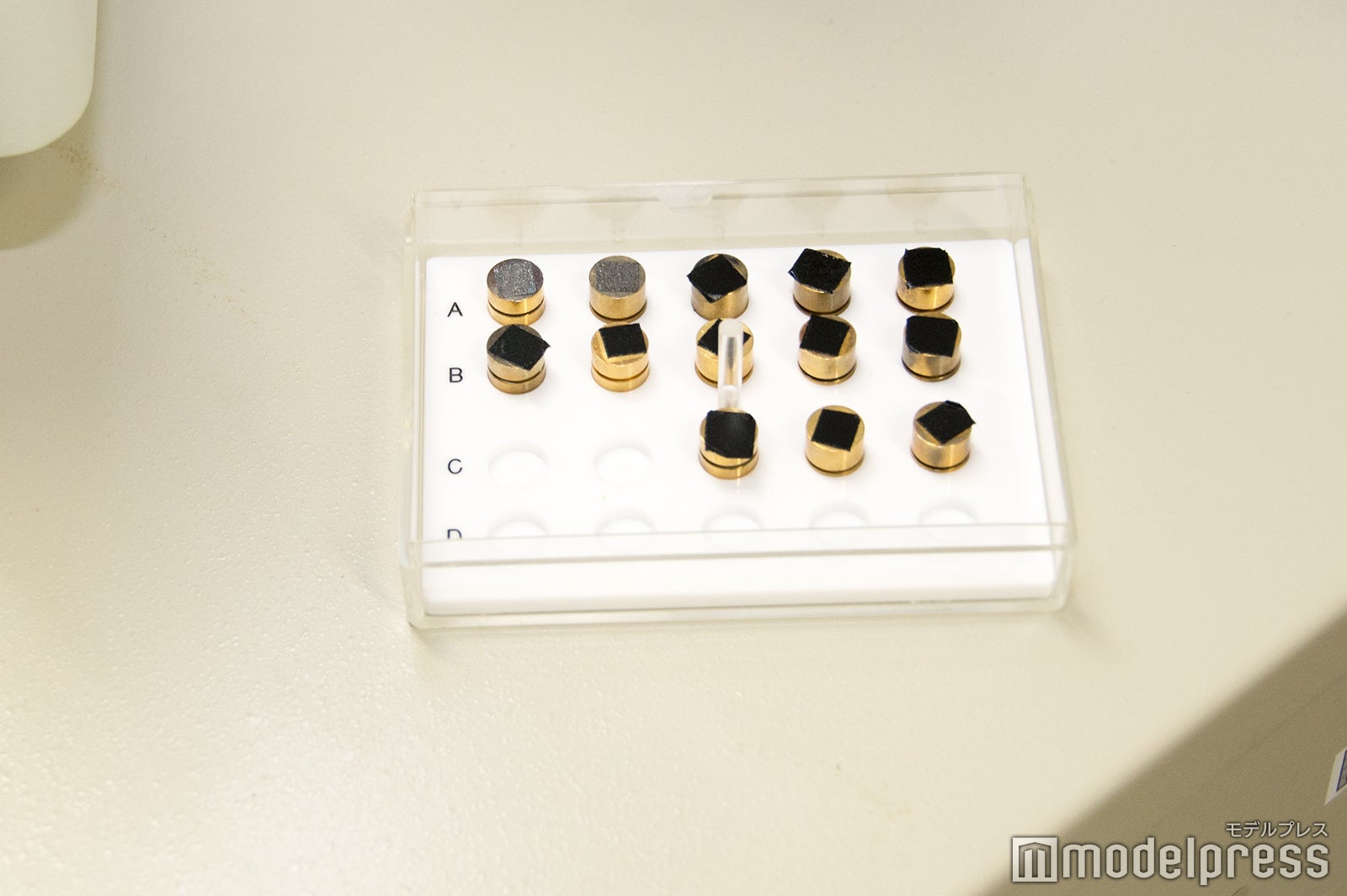 トラネキサム酸を金属性の試料台に置いてのぞく（C）モデルプレス