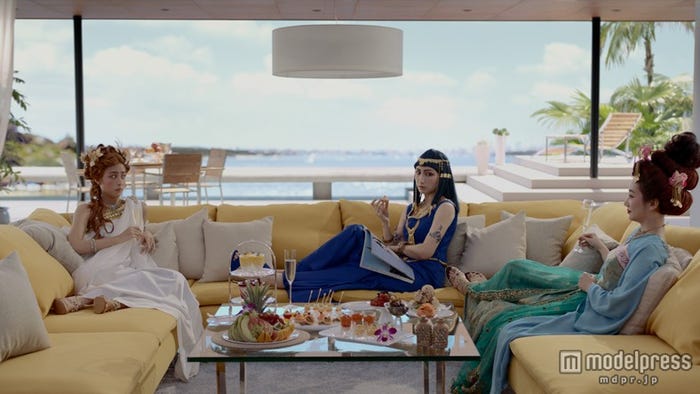 CMカット/(左から)山本美月、香椎由宇、波瑠