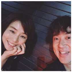 モデルプレス - 石田ゆり子&ムロツヨシ、笑顔の“夫婦”2ショット公開 指輪にも注目