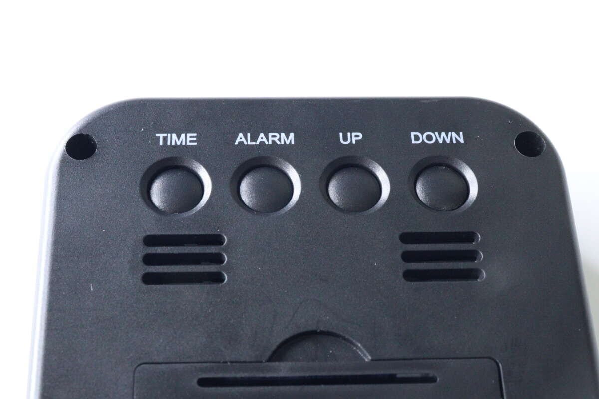 デジタル時計の背面にあるTIME、ALARM、UP、DOWNボタン デジタル時計の背面にあるTIME、ALARM、UP、DOWNボタン