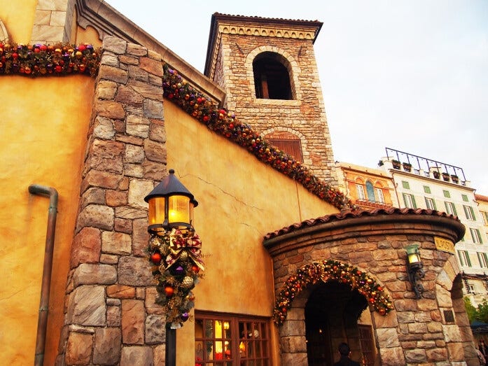 メディテレーニアンハーバーの建物にも多くのクリスマスデコレーション。落ち着いた雰囲気で、なんだかしゃれています