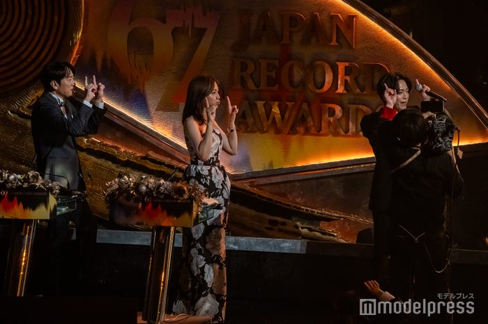 (左から)安住紳一郎アナウンサー、川口春奈、亀梨和也(C)モデルプレス