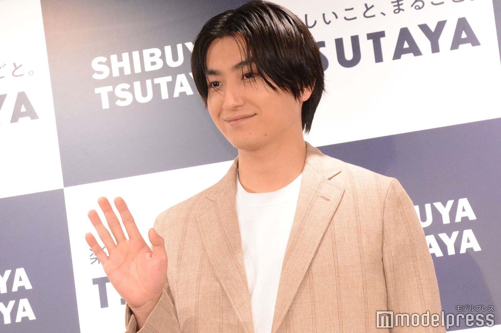 手を振る金子大地（C）モデルプレス