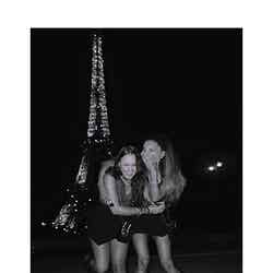 パリを訪れたアリアナ・グランデ（写真右）／Ariana Grande Instagramより【モデルプレス】