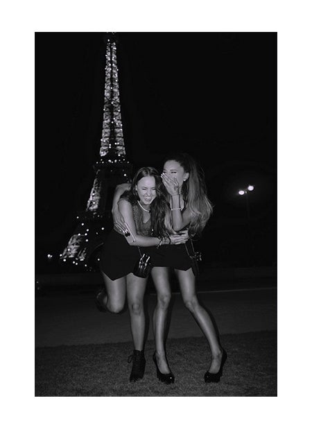 パリを訪れたアリアナ・グランデ（写真右）／Ariana Grande Instagramより【モデルプレス】