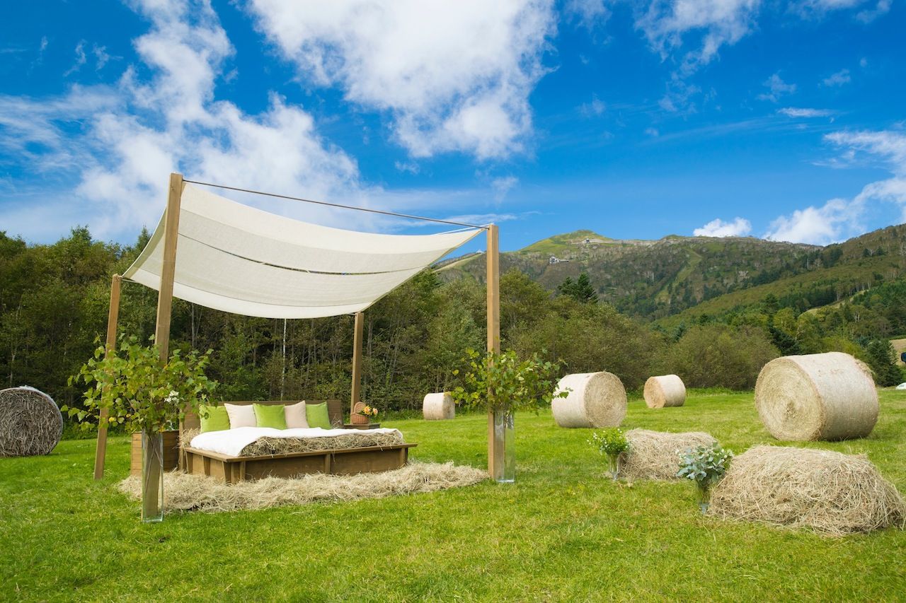 【トマム】牧場ラウンジ　牧草ベッド／画像提供：星野リゾート