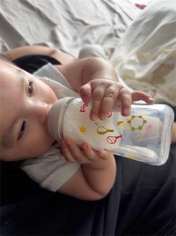 川崎希、次女・グーちゃんの"セルフミルク姿"公開「夜中もぐびぐび」