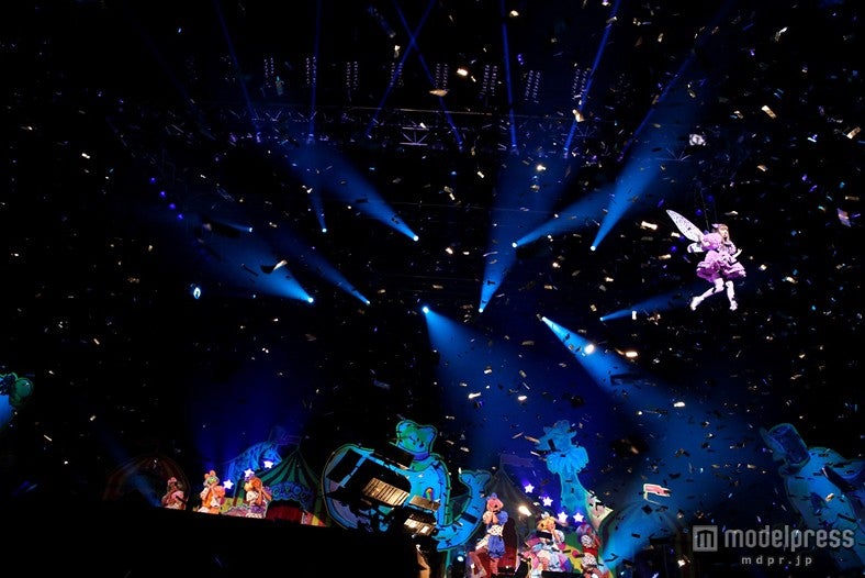 妖精となったきゃりーが宙に舞い上がる（写真：上飯坂一／Hajime kamiiisaka）