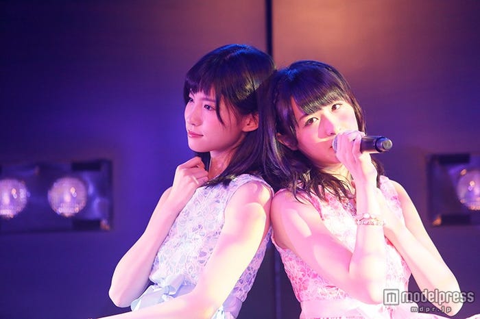 谷口めぐ、川本紗矢(C)AKS
